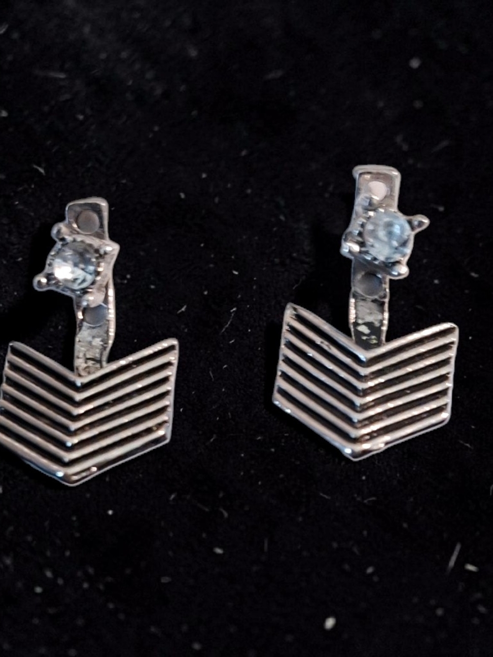 VINTAGE SILVER TONE CHEVRON STUD EARRINGS FEATURING A TEXTURED CHEVRON PATTERN!